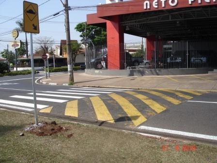 VEREADOR SEGURA APRESENTOU REQUERIMENTO, PEDINDO A CONSTRUÇÃO DE ONDULAÇÃO TRANSVERSAL DE NÍVEL II (LOMBADA + FAIXA DE PEDESTRES) EM FRENTE À POLICLÍNICA, NA AVENIDA JOÃO LOURENÇO PIRES DE CAMPOS, NO JARDIM PEDRO OMETTO.